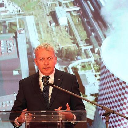 Marszałek Wojciech Saługa przemawia na podium podczas prezentacji inwestycji TAURON w Śląsk. (wygenerowano przez AI)