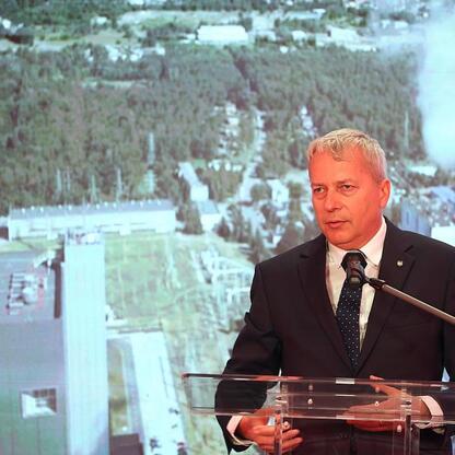 Marszałek Województwa Śląskiego Wojciech Saługa podczas konferencji w Jaworznie, prezentuje plan inwestycji TAURONU w regionie. (wygenerowano przez AI)