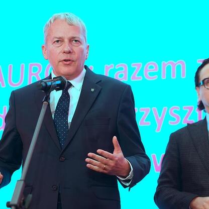 Marszałek Wojciech Saługa i minister Wojciech Balczun prezentują plan inwestycyjny TAURON dla Śląska. (wygenerowano przez AI)