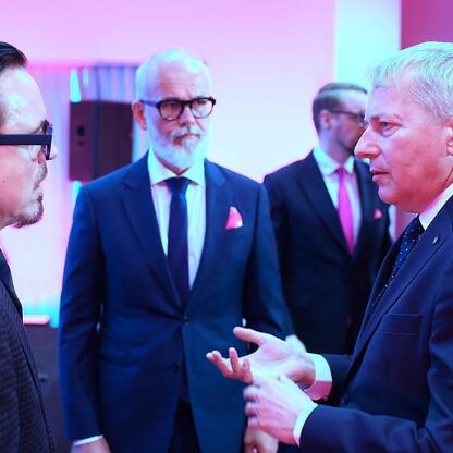 Wojciech Saługa, Marszałek Województwa Śląskiego, prezentuje plan inwestycji TAURON w regionie. (wygenerowano przez AI)