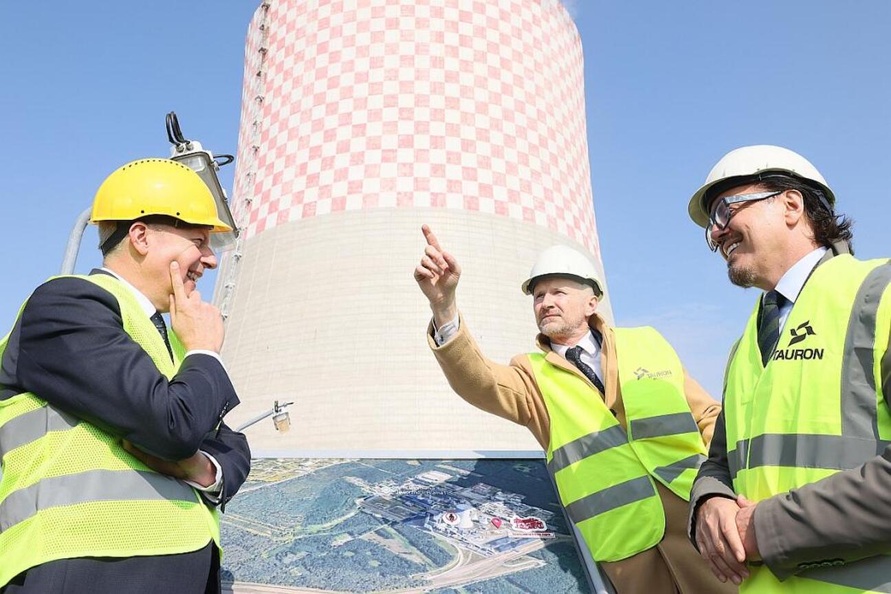 Trzech mężczyzn w formalnym stroju przedstawiających plan inwestycyjny TAURON dla Śląska. (wygenerowano przez AI)