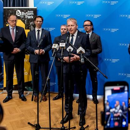 Marszałek Województwa Śląskiego Wojciech Saługa prowadzi konferencję prasową w ramach projektu Silesia Bytom Park. (wygenerowano przez AI)