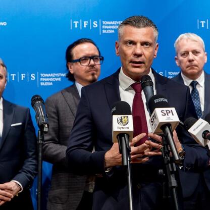 Wojciech Saługa, Marszałek Województwa Śląskiego, przemawia na konferencji prasowej w Bytomiu, gdzie zapowiada rewitalizację byłego kopalni 