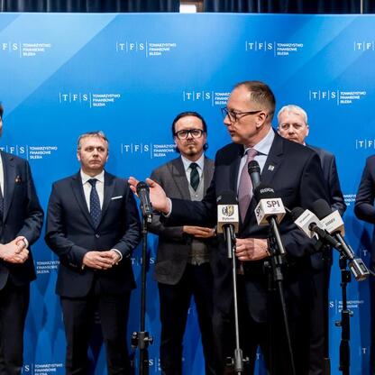 Marszałek Województwa Śląskiego Wojciech Saługa prowadzi konferencję prasową w ramach projektu Silesia Bytom Park. (wygenerowano przez AI)