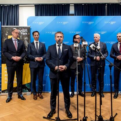 Marszałek Województwa Śląskiego Wojciech Saługa prowadzi konferencję prasową w ramach projektu Silesia Bytom Park. (wygenerowano przez AI)