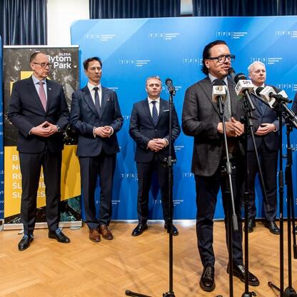 Wojciech Saługa, Marszałek Województwa Śląskiego, prowadzi spotkanie z władzami Bytomia i ministrem Aktywów Państwowych. (wygenerowano przez AI)