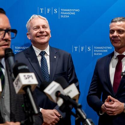 Marszałek Województwa Śląskiego Wojciech Saługa wraz z kolegami podczas spotkania w ramach projektu Silesia Bytom Park. (wygenerowano przez AI)