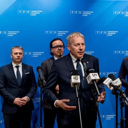 Marszałek Województwa Śląskiego Wojciech Saługa przemawia na konferencji prasowej w ramach projektu Silesia Bytom Park. (wygenerowano przez AI)