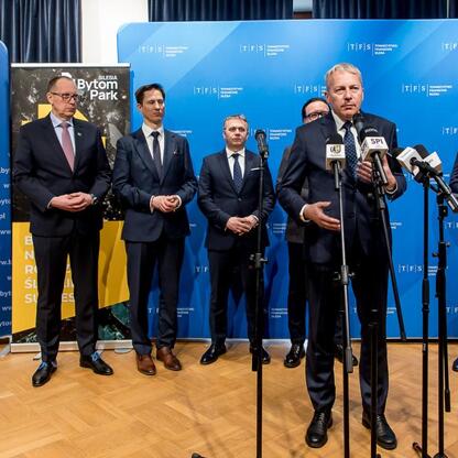 Marszałek Województwa Śląskiego Wojciech Saługa przemawia na konferencji prasowej w ramach projektu Silesia Bytom Park, dotyczącym rewitalizacji byłej KWK 