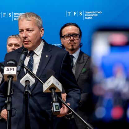 Marszałek Województwa Śląskiego Wojciech Saługa przemawia na konferencji prasowej w TFS, odbierając informacje o rewitalizacji terenów po KWK 