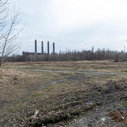 Desolate, zaniedbane tereny po dawnej kopalni węgla kamiennego w Bytomiu, gdzie planuje się powstanie nowoczesnego centrum gospodarczego Silesia Bytom Park. (wygenerowano przez AI)