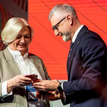 Wicemarszałek Województwa Śląskiego Leszek Pietraszak prezentuje nagrodę w konkursie Zdrowy Samorząd. (wygenerowano przez AI)