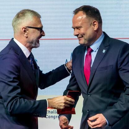 Podczas IX Kongresu Wyzwań Zdrowotnych na Śląsku dwaj uczestnicy odbierają nagrodę za 