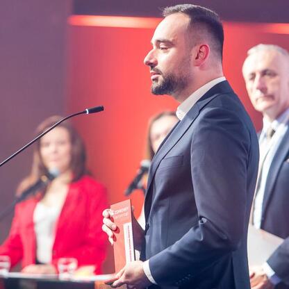Wicemarszałek Województwa Śląskiego Leszek Pietraszek odbiera nagrodę na IX Zdrowy Samorząd Award. (wygenerowano przez AI)