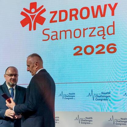 Wicemarszałek Województwa Śląskiego Leszek Pietraszak odbiera nagrodę na IX Zdrowy Samorząd Award Ceremony. (wygenerowano przez AI)