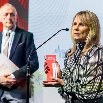Wicemarszałek Województwa Śląskiego Leszek Pietraszak odbiera nagrodę na IX Zdrowy Samorząd Award. (wygenerowano przez AI)