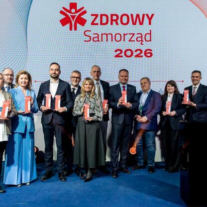 Wicemarszałek Województwa Śląskiego Leszek Pietraszak odbiera nagrodę za wkład w promocję zdrowia publicznego. (wygenerowano przez AI)