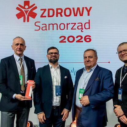 Wicemarszałek Województwa Śląskiego Leszek Pietraszak odbiera nagrodę za projekt 