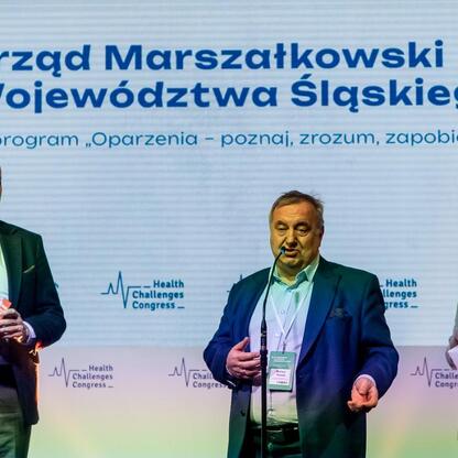 Wicemarszałek Województwa Śląskiego Leszek Pietraszak odbiera nagrodę za program 