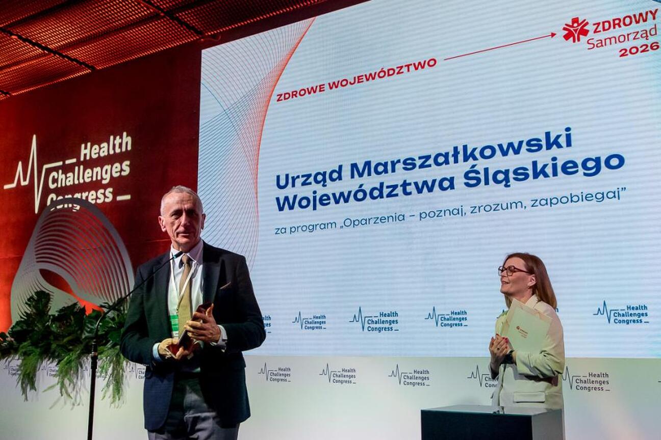 Wicemarszałek Województwa Śląskiego Leszek Pietraszak odbiera nagrodę na XI Kongresie Wyzwań Zdrowotnych. (wygenerowano przez AI)