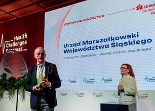 Wicemarszałek Województwa Śląskiego Leszek Pietraszak odbiera nagrodę na XI Kongresie Wyzwań Zdrowotnych. (wygenerowano przez AI)