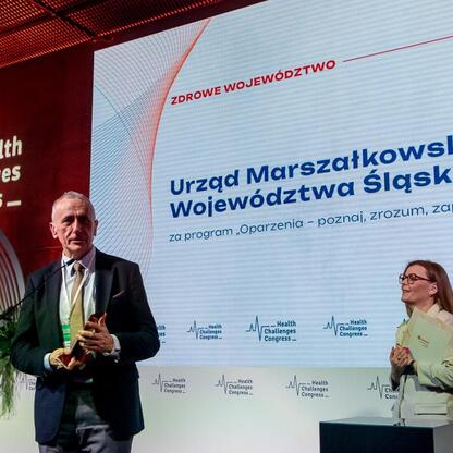Wicemarszałek Województwa Śląskiego Leszek Pietraszak odbiera nagrodę na XI Kongresie Wyzwań Zdrowotnych. (wygenerowano przez AI)