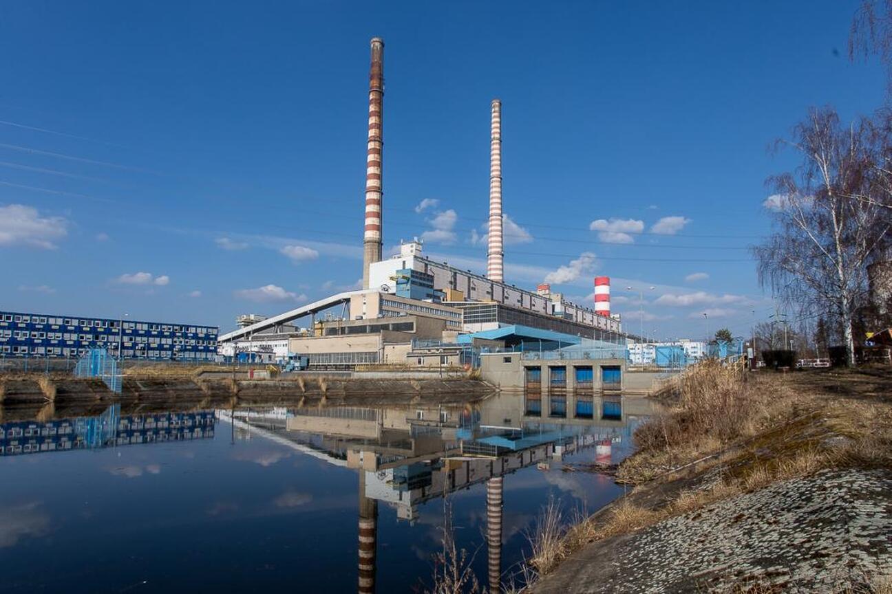 Śląskie przemysłowe krajobrazy i naturalne elementy w jednym obrazie, ilustrujące zawiłości polityki energetycznej i klimatycznej UE. (wygenerowano przez AI)