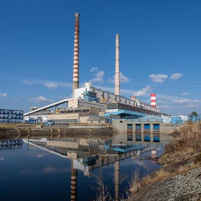 Śląskie przemysłowe krajobrazy i naturalne elementy w jednym obrazie, ilustrujące zawiłości polityki energetycznej i klimatycznej UE. (wygenerowano przez AI)