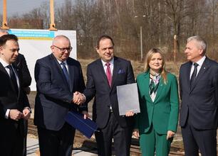 Oficjalna inauguracja nowego Centrum Serwisowego Kolei Śląskich w Gliwicach. Marszałek Województwa Śląskiego Wojciech Saługa i Wicemarszałek Leszek Pietraszek uczestniczą w ceremonii. (wygenerowano przez AI)