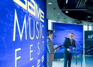 Na Game Music Fest w Katowicach, uczestniczyła Joanna Bojczuk, członkini Zarządu Województwa Śląskiego, wspierając festiwal muzyki z gier komputerowych. (wygenerowano przez AI)