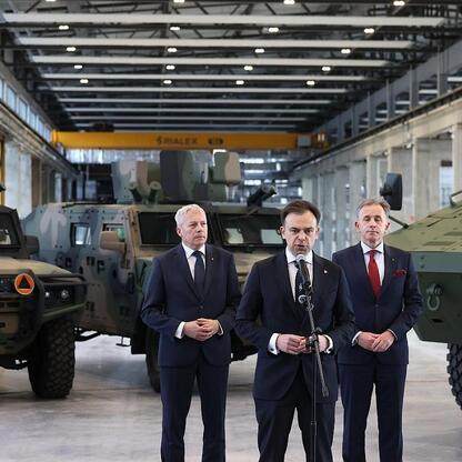 Wojciech Saługa, Marszałek Województwa Śląskiego, wraz z ministrem finansów i gospodarki Andrzejem Domańskim podczas konferencji prasowej o inwestycji w Rosomak S.A. w Siemianowicach Śląskich. (wygenerowano przez AI)