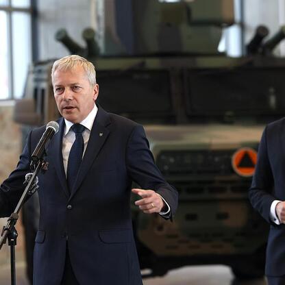 Wojciech Saługa, Marszałek Województwa Śląskiego, przemawia podczas konferencji prasowej wsparcia KSSE dla inwestycji w Rosomak S.A. (wygenerowano przez AI)