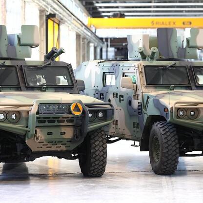 Trzy Legwan 4x4, pojazdy opancerzone Rosomak S.A., produkowane w Siemianowicach Śląskich. (wygenerowano przez AI)