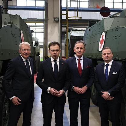 Wojciech Saługa, Marszałek Województwa Śląskiego, omawia projekt inwestycyjny w Rosomaku S.A. w Siemianowicach Śląskich. (wygenerowano przez AI)