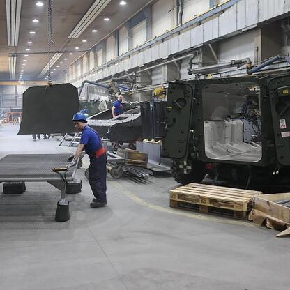 Przemysłowe zmontowanie Legwanów 4x4 w Katowickiej Specjalnej Strefie Ekonomicznej. (wygenerowano przez AI)