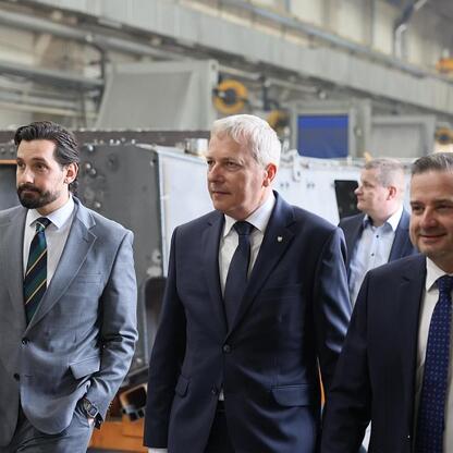 Wojciech Saługa, Marszałek Województwa Śląskiego, wraz z kolegami podczas konferencji prasowej o wsparciu dla Rosomak S.A. (wygenerowano przez AI)