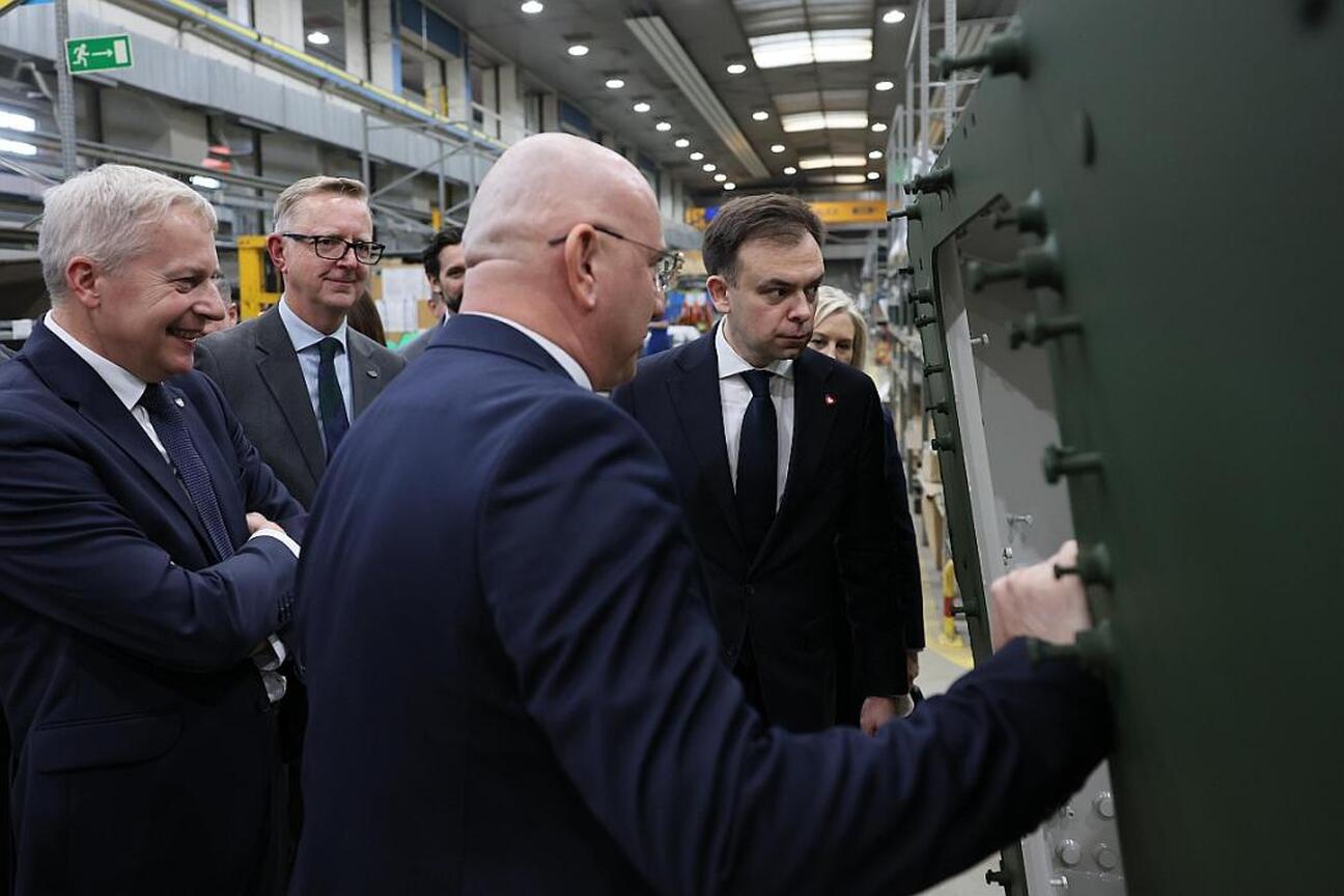 Wojciech Saługa, Marszałek Województwa Śląskiego, inspektuje modernizację zakładu w Rosomaku S.A. (wygenerowano przez AI)