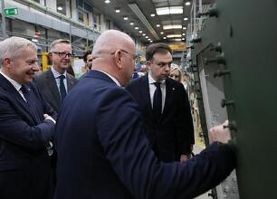 Wojciech Saługa, Marszałek Województwa Śląskiego, inspektuje modernizację zakładu w Rosomaku S.A. (wygenerowano przez AI)