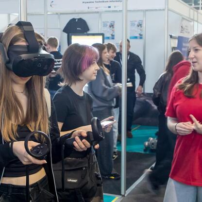 Grupa studentów eksploruje technologię wirtualnej rzeczywistości na Festiwalu Zawodowca w Bielsku-Białej. (wygenerowano przez AI)