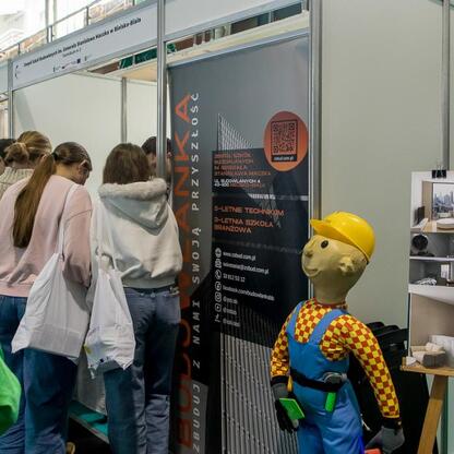 Bielsko-Biała, Festiwal Zawodowca, sztandar Bielsko-Biała Technical School, studenci i maskotka. (wygenerowano przez AI)