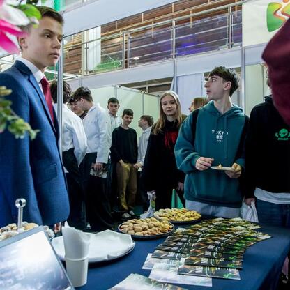 Grupa uczestników Festiwalu Zawodowca w Bielsku-Białej omawia szanse edukacji zawodowej. (wygenerowano przez AI)