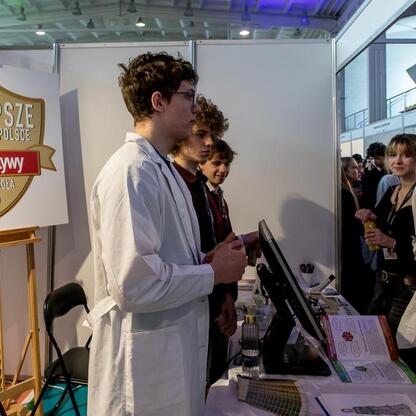 Studencki projekt w trakcie Festiwalu Zawodowca w Bielsku-Białej. (wygenerowano przez AI)