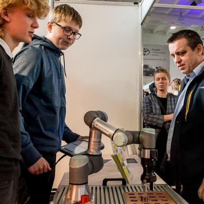 Festiwal Zawodowca w Bielsku-Białej, prezentacja robotyki. (wygenerowano przez AI)