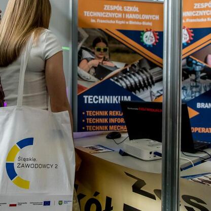 Festiwal Zawodowca w Bielsku-Białej, prezentacja szkół technicznych i handlowych. (wygenerowano przez AI)