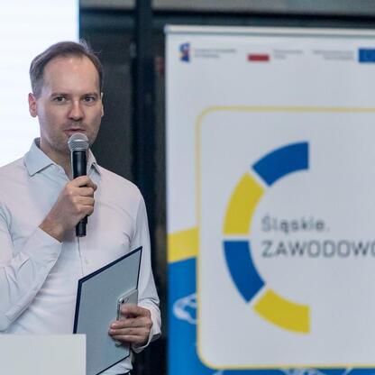 Mężczyzna prezentuje się na Festiwalu Zawodowca w Bielsku-Białej, organizowanym w ramach projektu 
