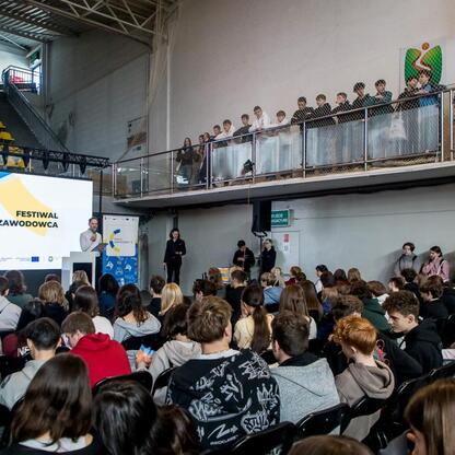Festiwal Zawodowca w Bielsku-Białej, promujący edukację zawodową. (wygenerowano przez AI)