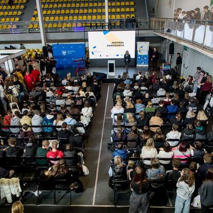 Festiwal Zawodowca w Bielsku-Białej, promujący edukację zawodową. (wygenerowano przez AI)