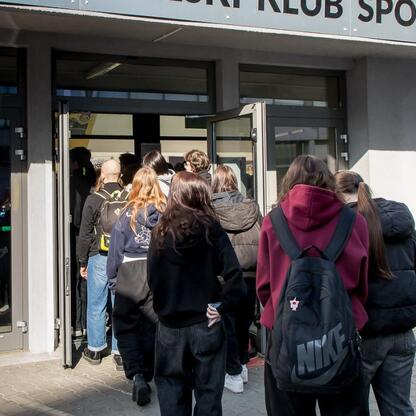 Grupa studentów z Silesia wchodzi do Bialskiego Klubu Sportowego 