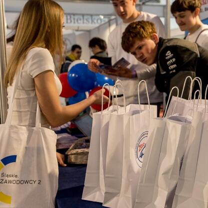 Festiwal Zawodowca w Bielsku-Białej, promujący edukację zawodową. (wygenerowano przez AI)