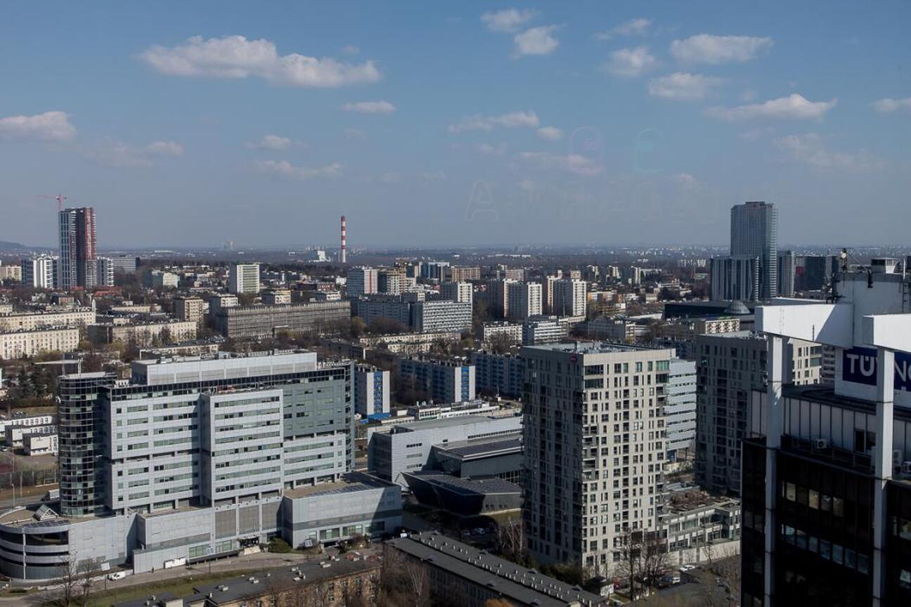 Panorama Śląska z widocznymi budynkami i przemysłowym dymem. (wygenerowano przez AI)